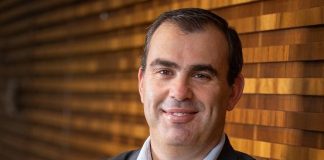 Executivos visitam projeto social que reabilita crianças com deficiência a partir da canoagem