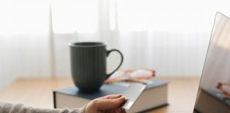 Mulheres no mercado de seguros: participação em chefia cresceu, mas diferença salarial segue como há 50 anos