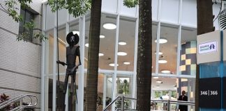 Seguros Unimed expõe escultura de Dom Quixote e anuncia apoio a Festival de Teatro